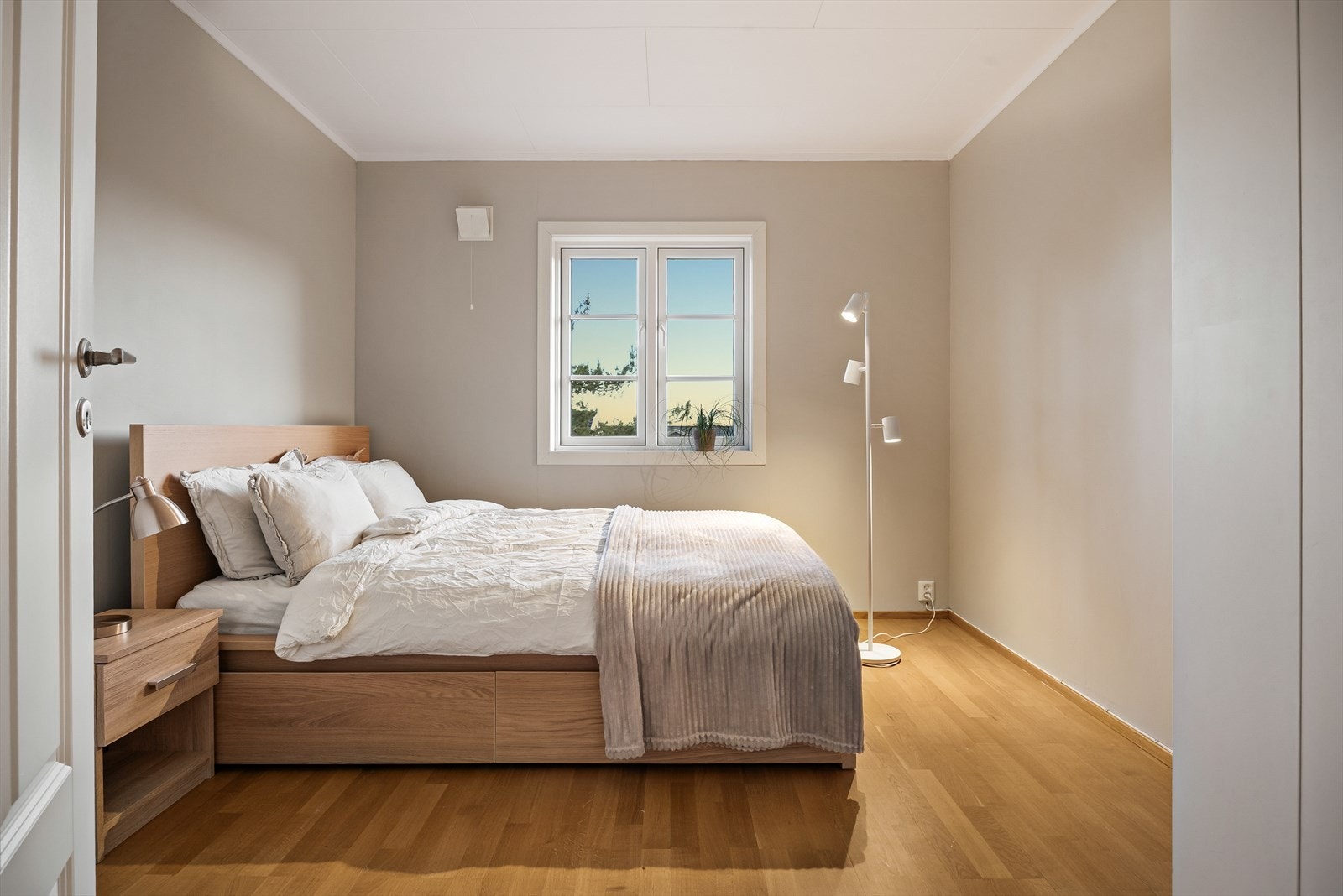 Boligen har tre soverom, alle med parkett på gulvet. Vegger på alle soverom er malt i 2026. Galleribilde