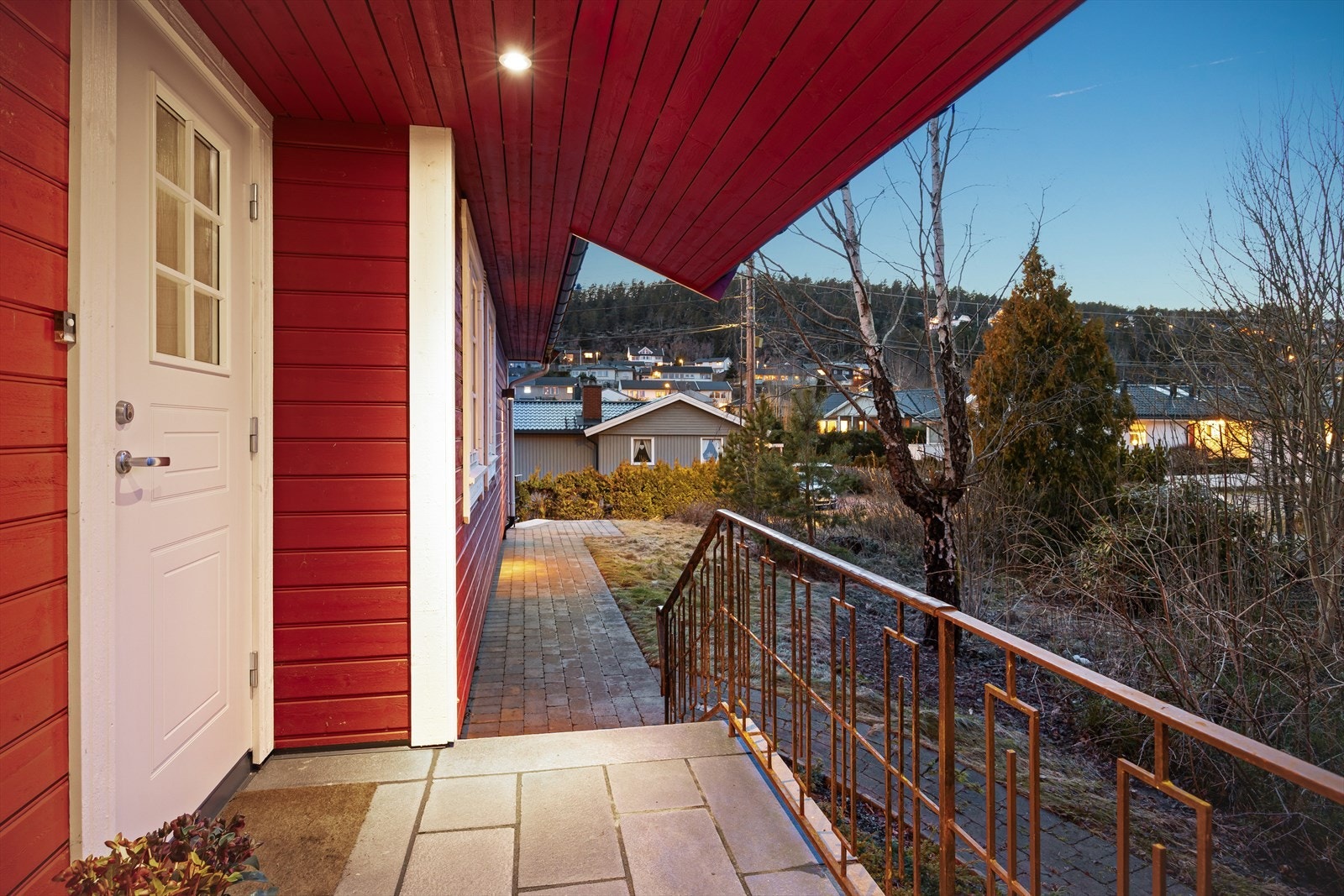 Overbygd inngangsparti på 6 m² med skifer på dekket. Galleribilde