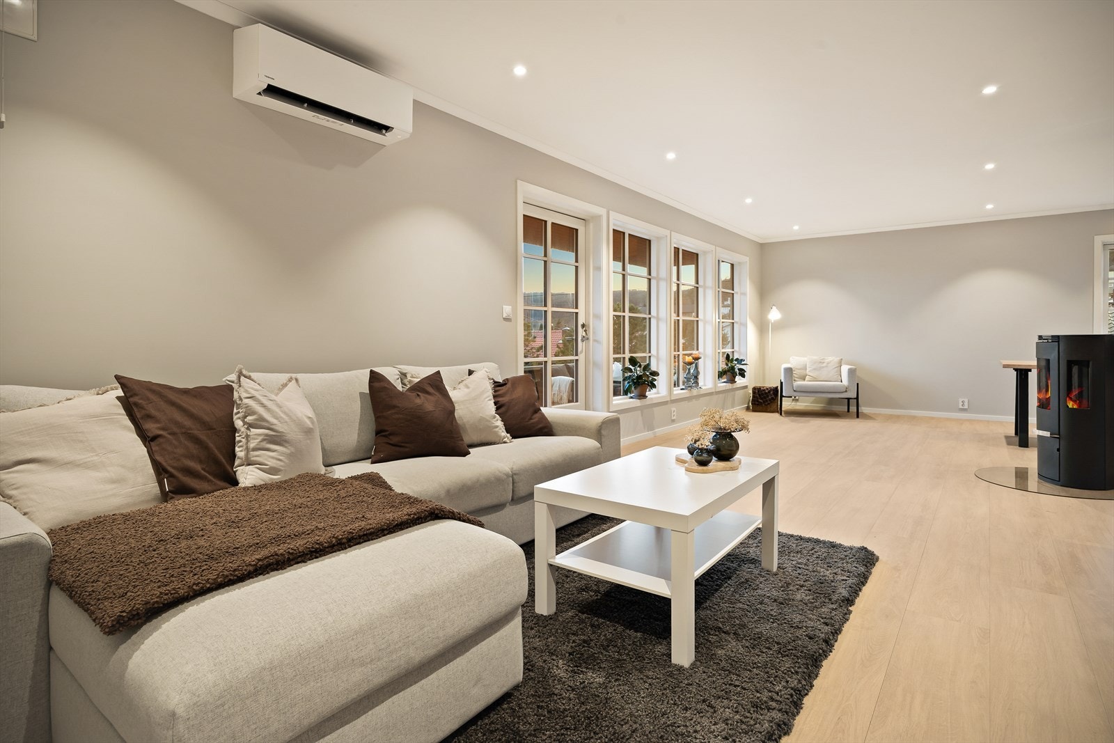 En luft-til-luft varmepumpe, installert i 2024, sørger for effektiv oppvarming. Hele stuen inkl. vegger, himling med downlights og ny laminat med gulvvarme er fra 2024. Galleribilde