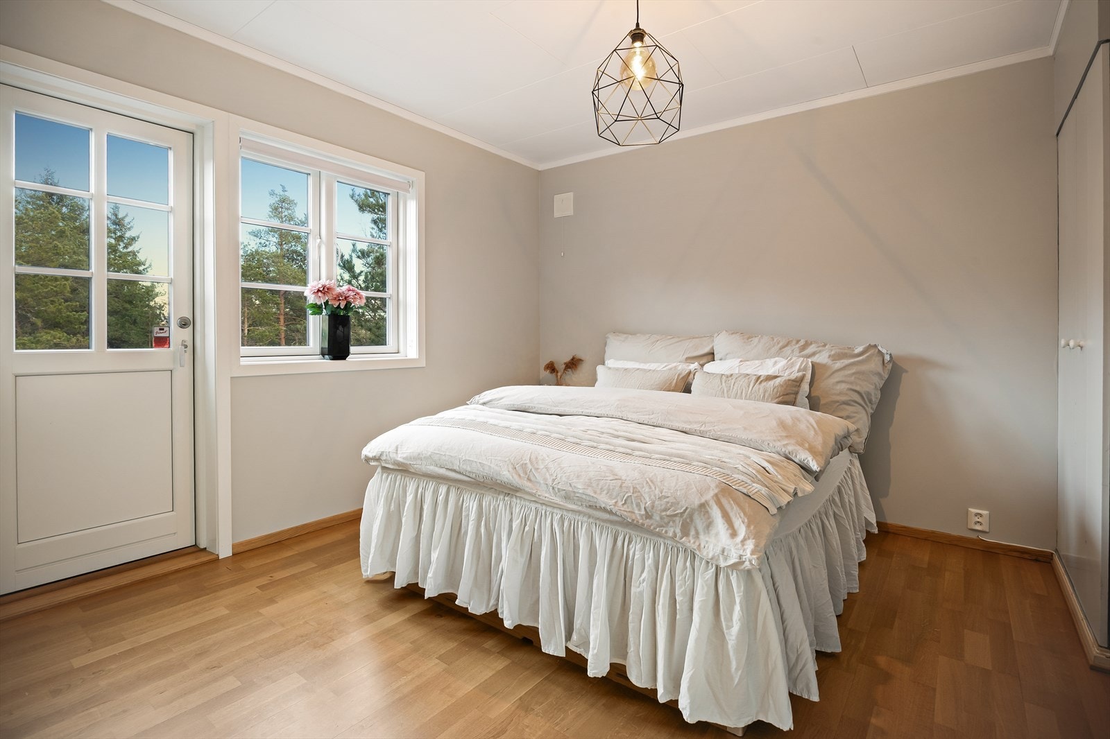 Fra dette soverommet er det direkte utgang til en egen veranda på 4 m². Galleribilde