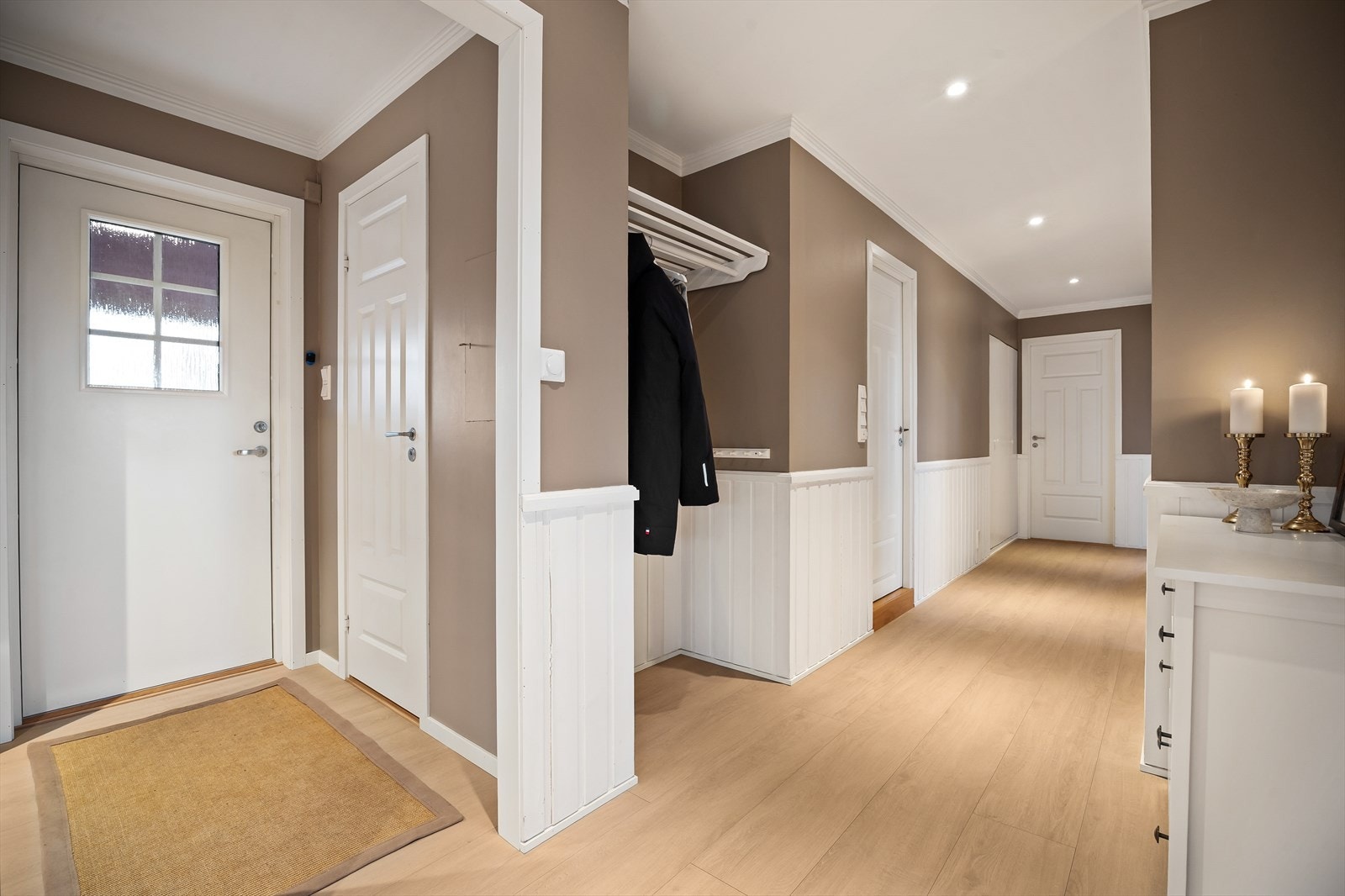 Romslig entré og gang med god plass til oppbevaring av yttertøy. Vegger i entré og gang er malt og det er lagt ny laminat med gulvvarme som er gjennomgående fra stuen. Galleribilde