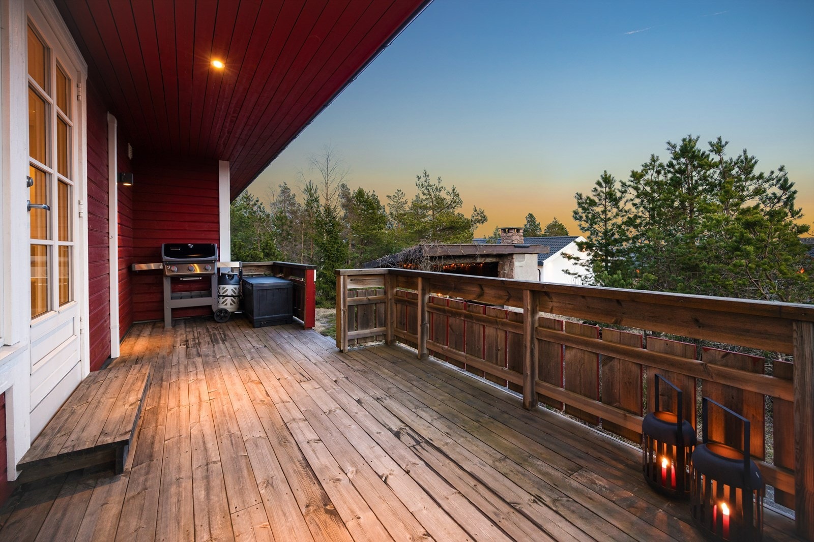 Det er montert downlights i takoverbygget i tillegg til utebelysning på vegg. Fra veranda er det direkte adkomst via trapp ned til tomten og utestuen. Galleribilde