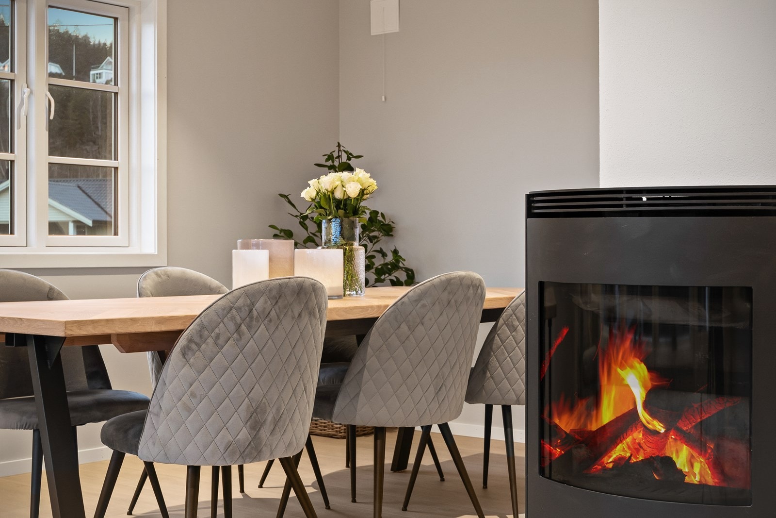 Vedovnen med elementpipe gir både varme og en hyggelig atmosfære på kjølige kvelder. Galleribilde