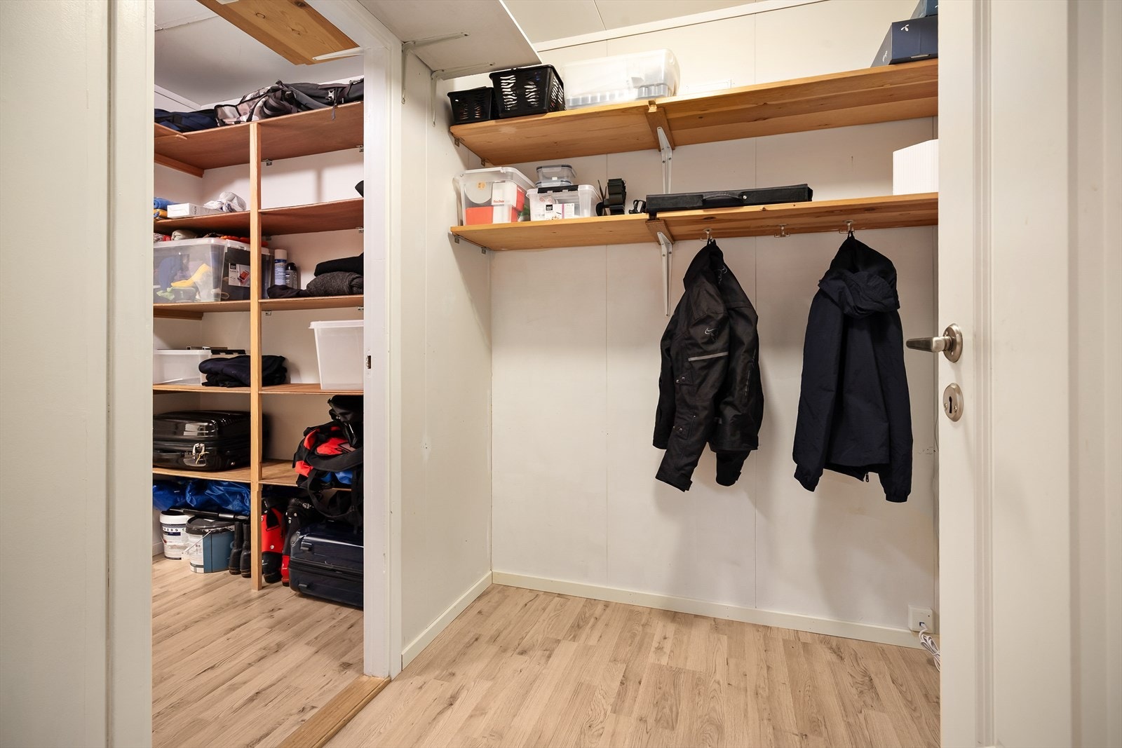 Boligen har flere praktiske boder som gir rikelig med lagringsmuligheter. Galleribilde