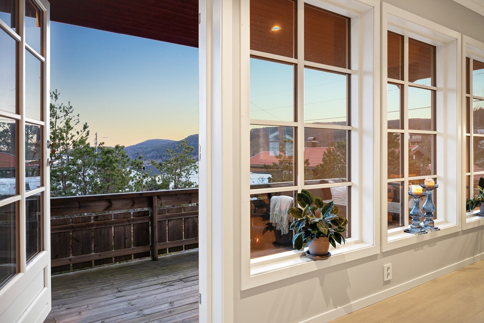 Fra stuen er det direkte utgang til en delvis overbygd veranda på 19 m². Galleribilde