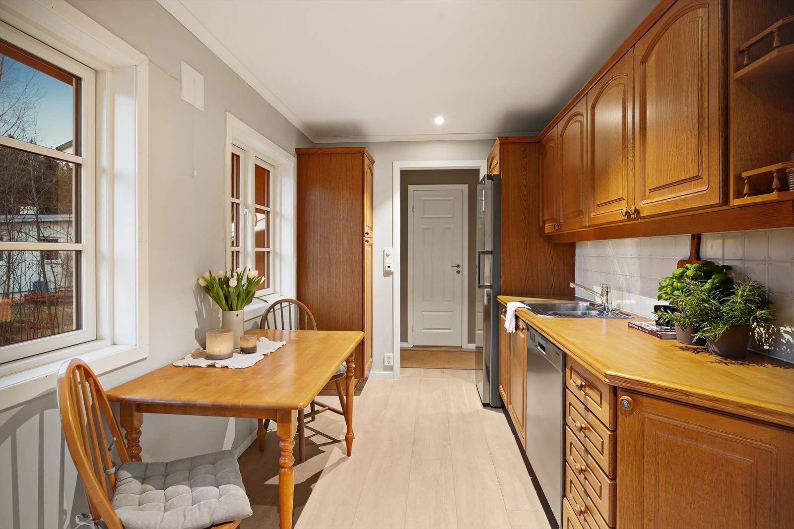 Kjøkkenet er gjennomgående fra stue og entré. Galleribilde