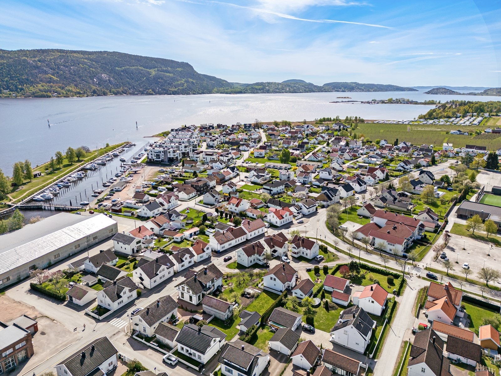 Svelvik er kjent som en kulturperle i Drammensfjorden, med sjarmerende bebyggelse og nærhet til sjøen. Galleribilde