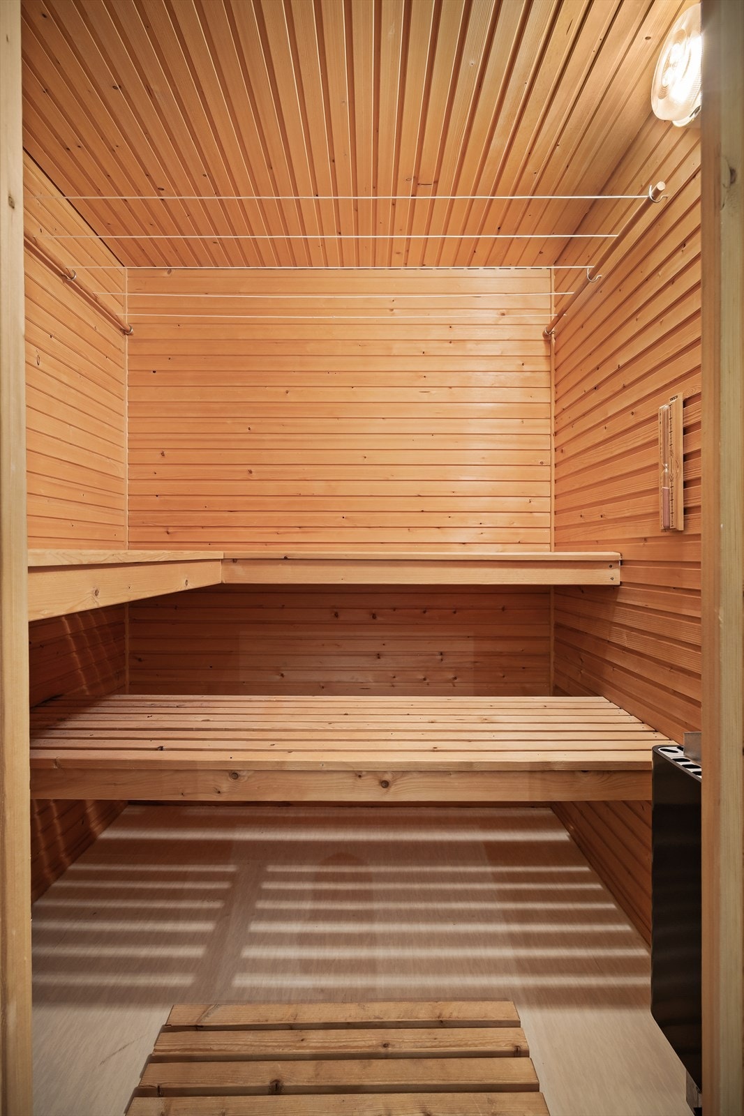 I tilknytning til badet finner du en badstue med elektrisk ovn og sittebenker i tre. Galleribilde