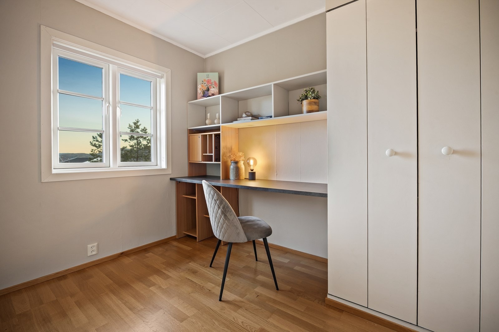 Et av soverommene er i dag innredet som kontor, med plassbygd arbeidsplass og oppbevaring. Galleribilde