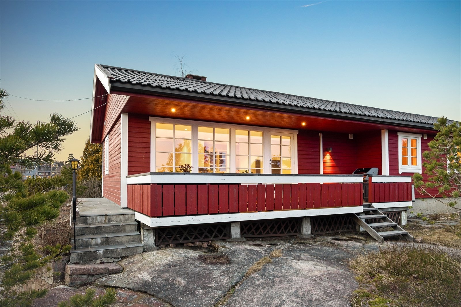 Fasaden har liggende bordkledning som ble skiftet, malt og etterisolert i 2018. Taket er tekket med taksteinsprofilerte stålplater fra 1995. Galleribilde