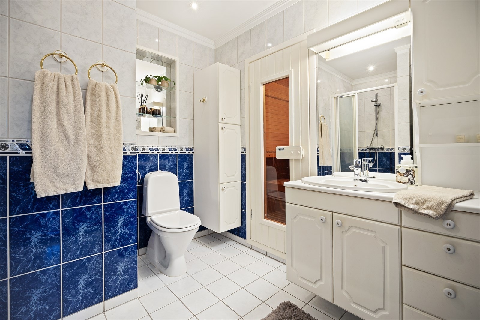 Flislagt bad med varmekabler i gulv og downlights i himling. Innredningen er bl.a bestående av klosett, veggskap og baderomsinnredning med speil og lys. Badet har oppgraderingsbehov og har fått TG3 i tilstandsrapport. Galleribilde