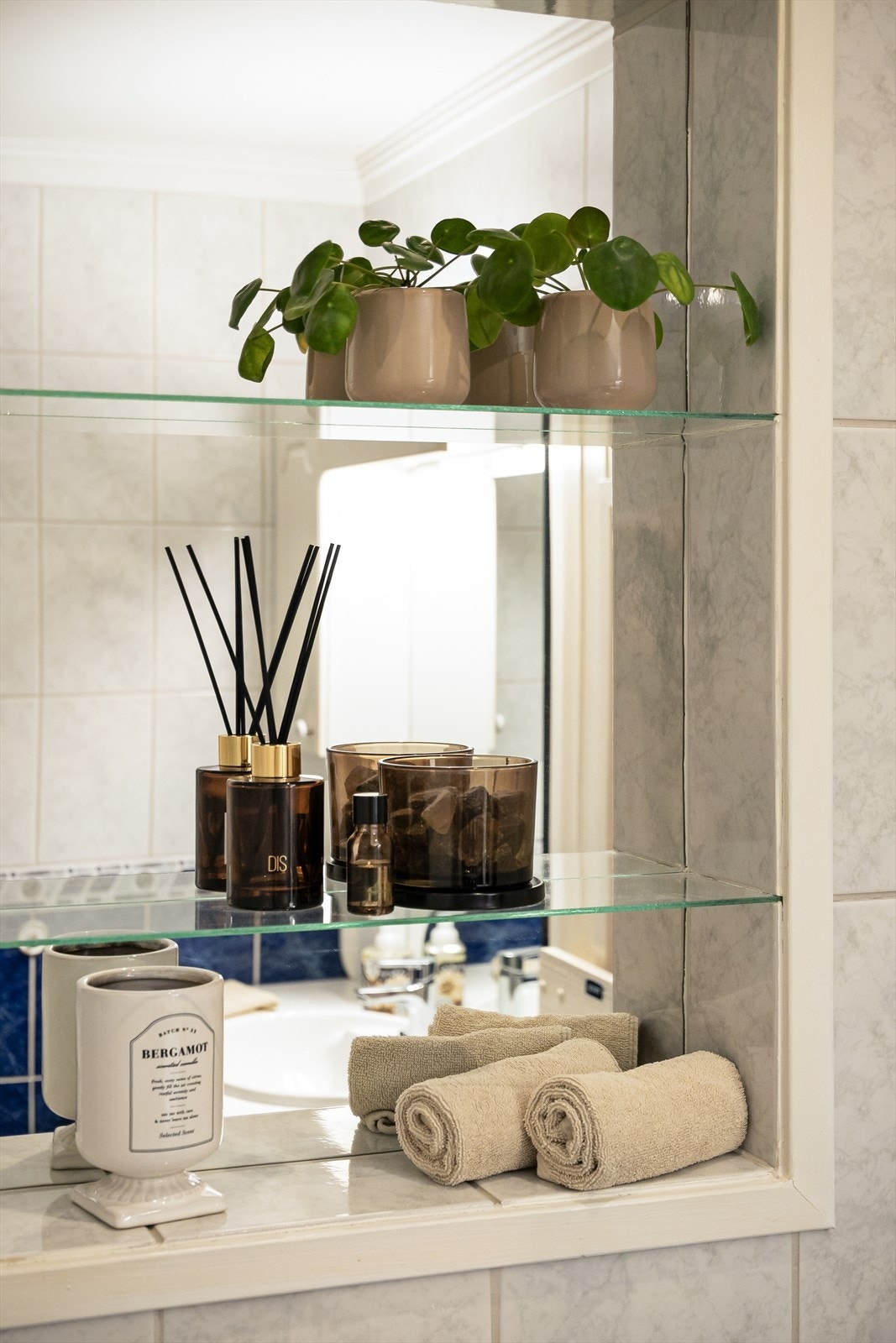 Lekker detalj med innebygget speil i veggen med glasshyller. Galleribilde