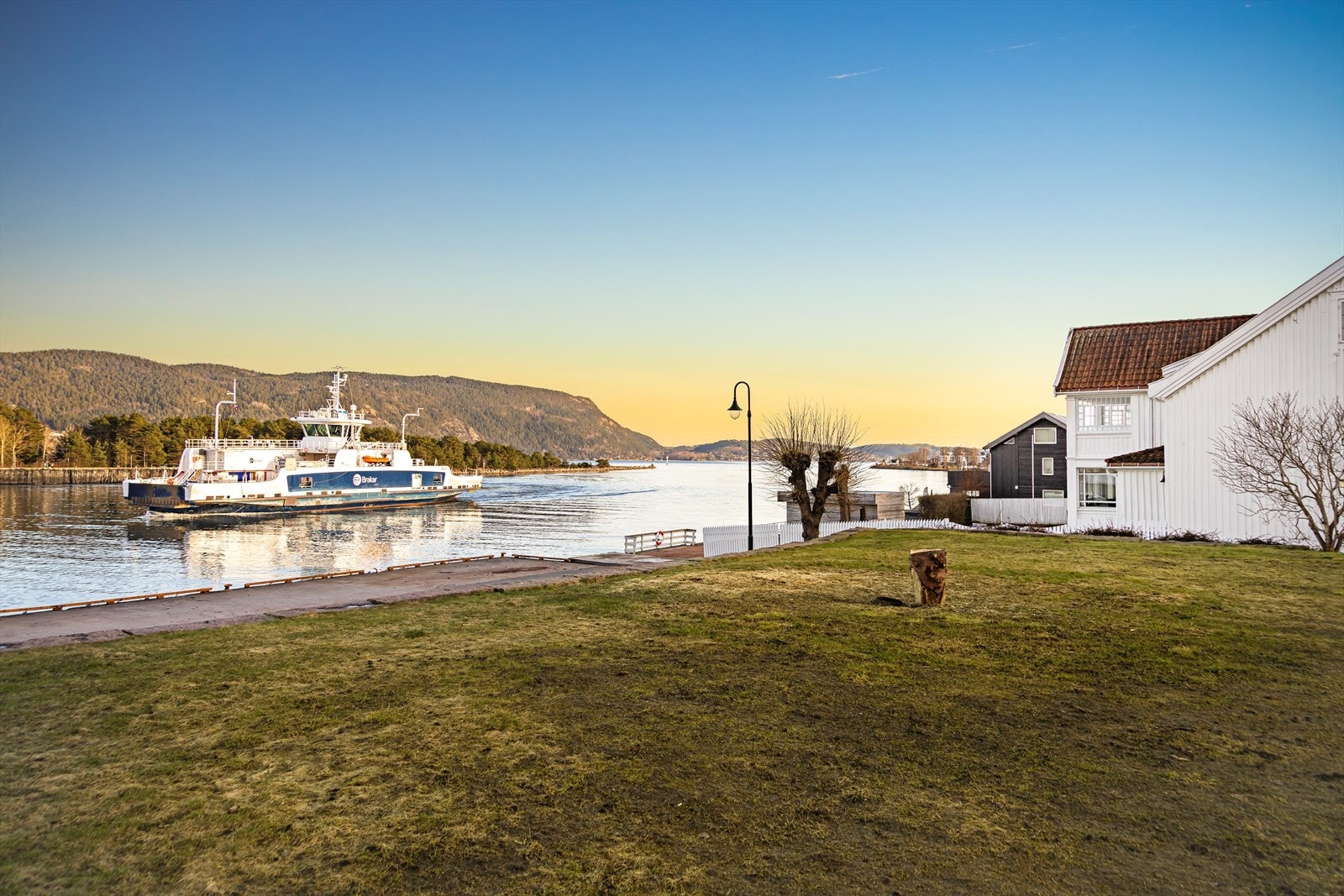 Fra Svelvik sentrum går Norges korteste fergestrekning over til Verket på Hurumlandet. Galleribilde