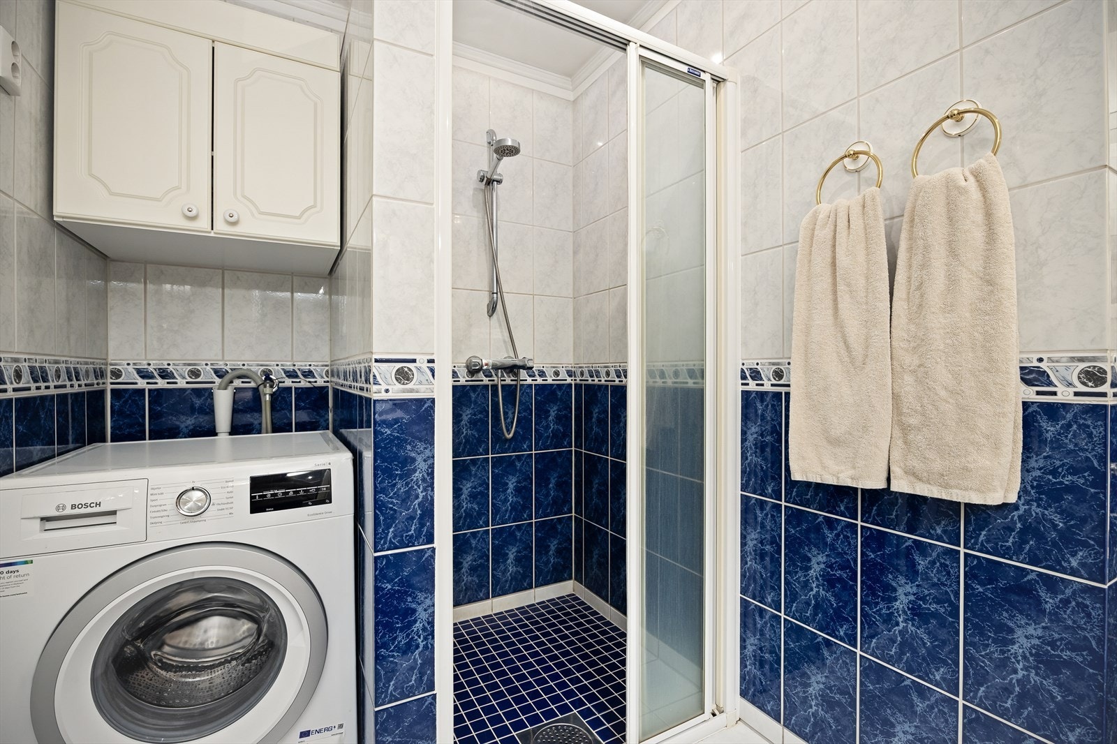 Badet er videre utstyrt med dusjnisje og det er montert opplegg for vaskemaskin. Galleribilde