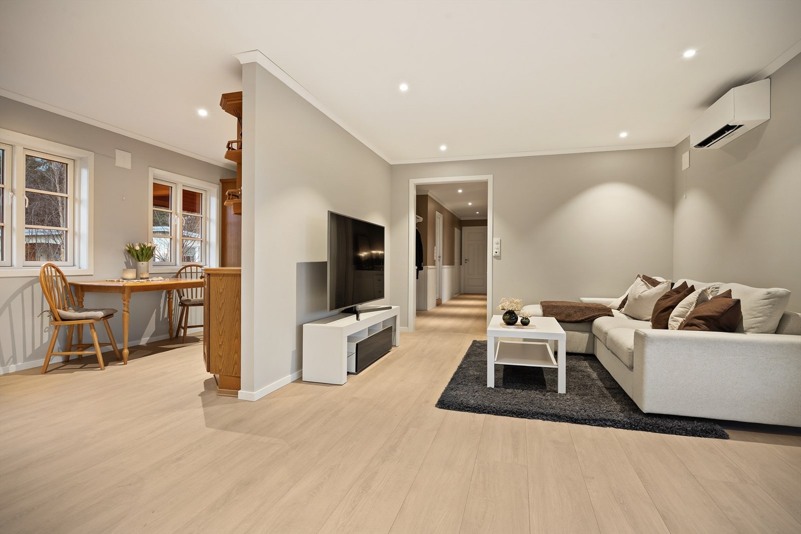 Det er åpen løsning mellom stue og kjøkkenet. Kjøkkenet har i likhet med stue nye vegger, himling med downlights og ny laminat med gulvvarme fra 2024. Galleribilde