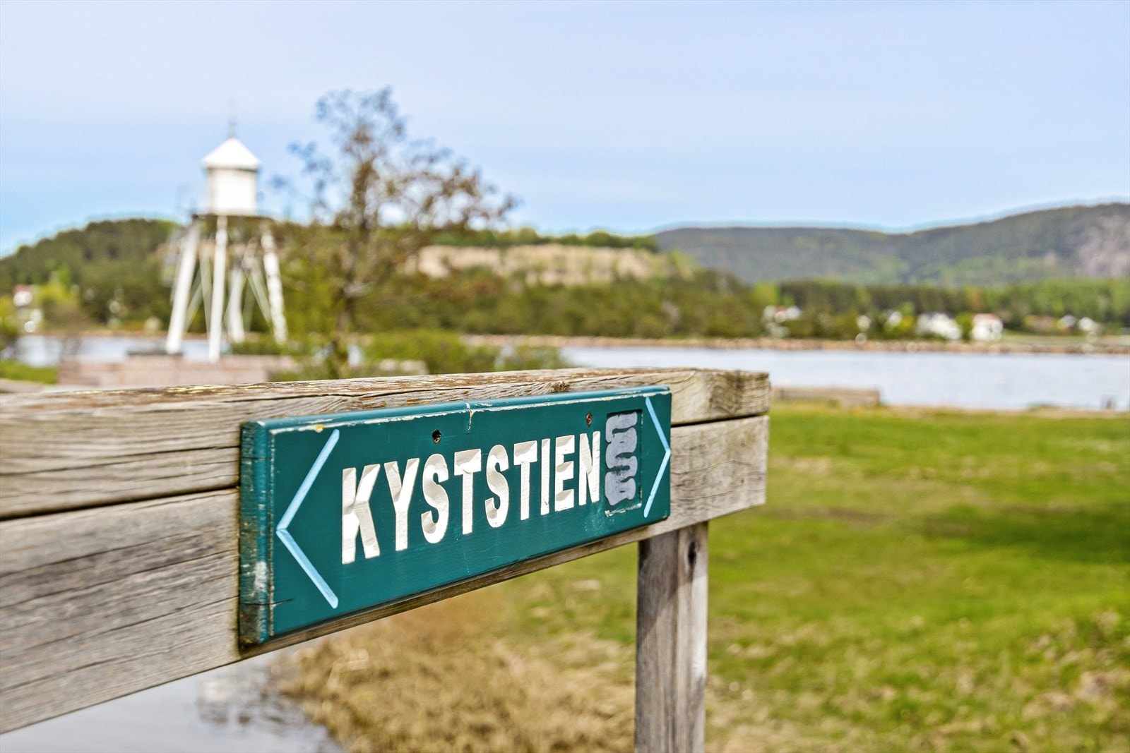 Kort vei til Kyststien, som byr på 13,5 km med variert turterreng langs fjorden. Galleribilde