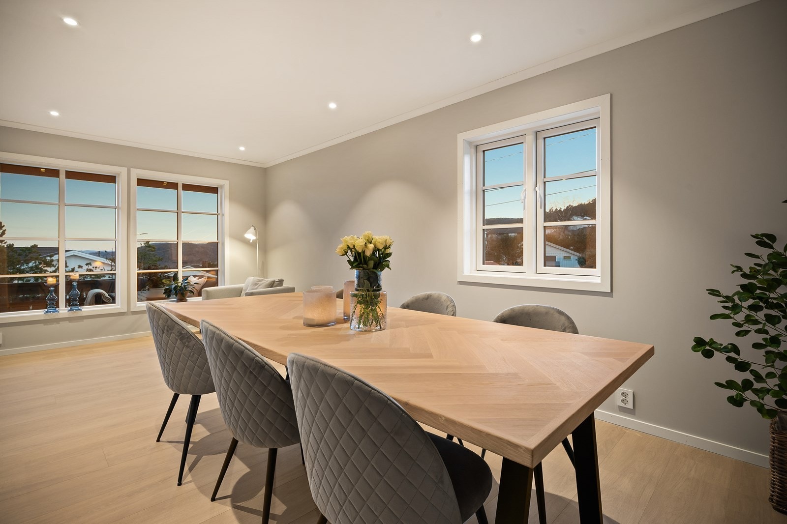 Spisestuen har god plass til større selskap og er en naturlig del av den åpne løsningen. Galleribilde