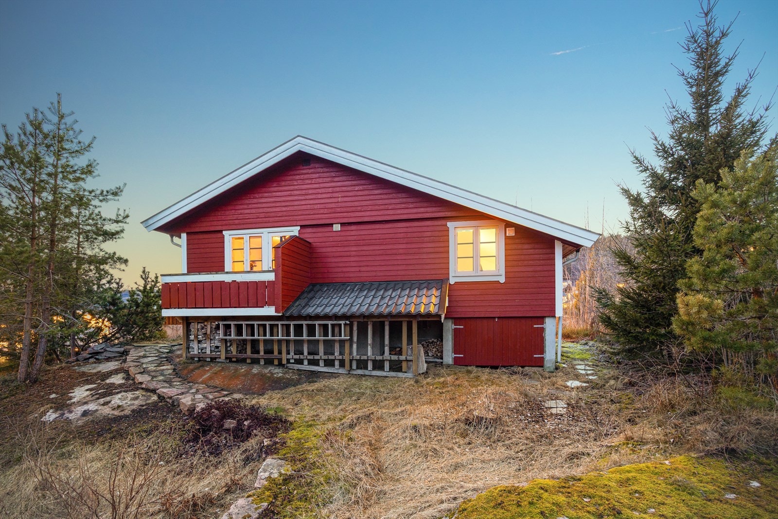 Eiendommen ligger i et relativt flatt terreng med naturtomt. Det er rikelig med lagring rundt huset. Galleribilde