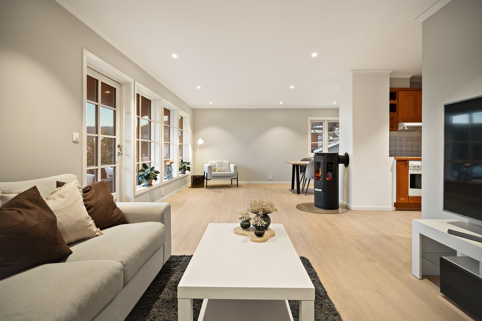 Dette er en svært tiltalende og godt vedlikeholdt enebolig med alt på ett plan samt garasje og lagring i kjelleretasje. Boligen har gjennomgått betydelige oppgraderinger de seneste år fra 2014 - 2026. Galleribilde