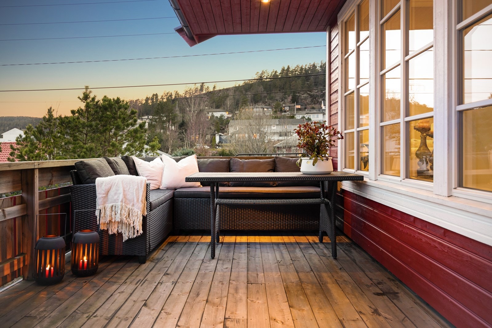 Her har man god plass til både sofagruppe og spisebord. Galleribilde