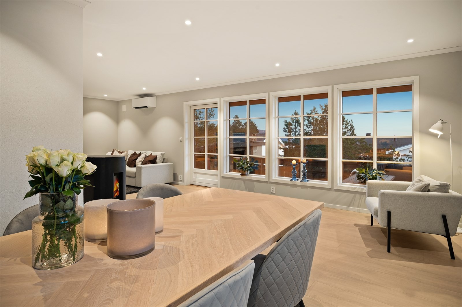 De store vindusflatene med 2-lags glass er fra 2014 og slipper inn rikelig med dagslys. Verandadøren er også fra 2014. Galleribilde