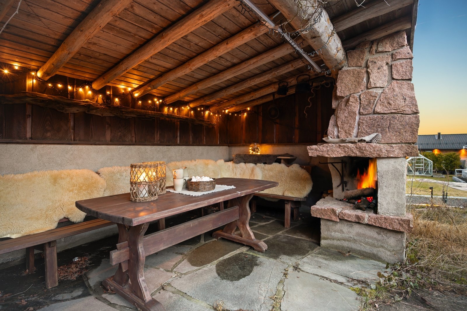 På eiendommen finnes også en frittstående utestue/grillstue med åpen peis i mur og naturstein. Galleribilde