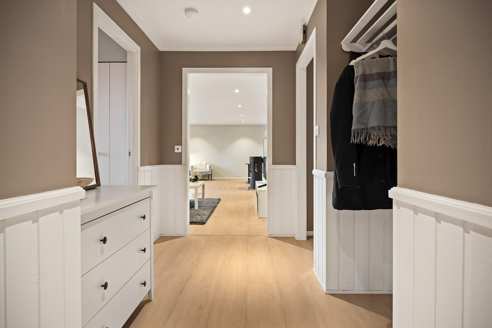 Fra gangen er det direkte tilgang til boligens sosiale sone og soveromsavdelingen. Galleribilde