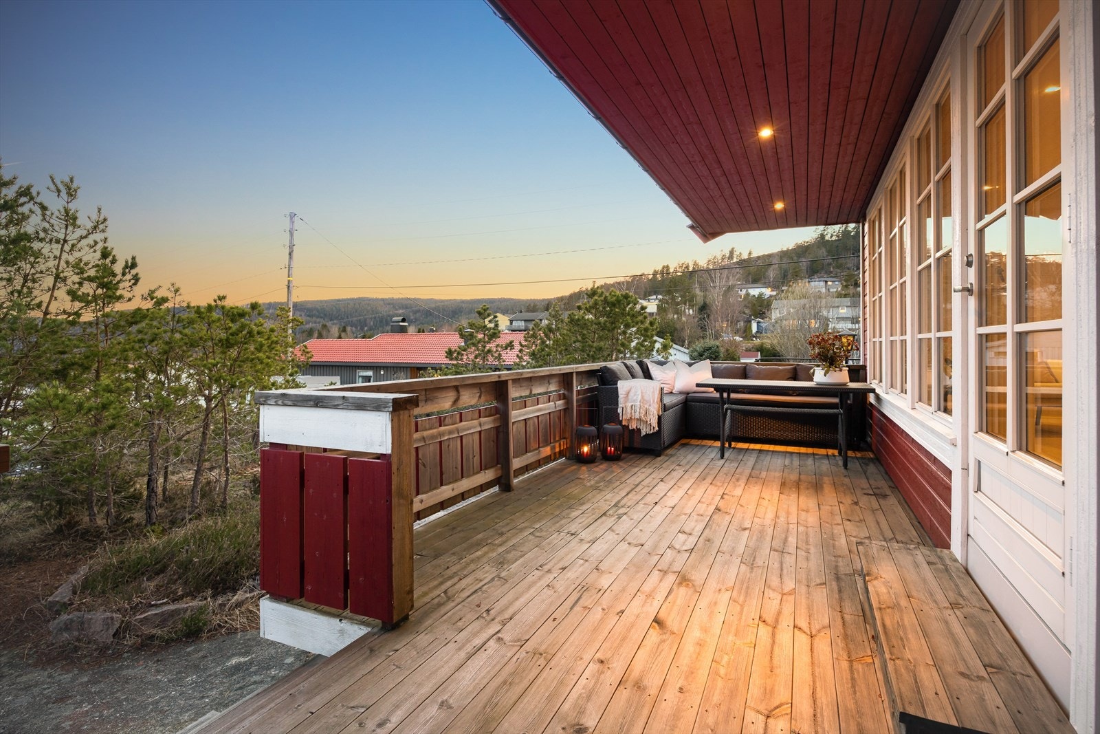 Eiendommen har fotte kvaliteter med bl.a romslig og delvis overbygget terrasse med gode solforhold. Galleribilde