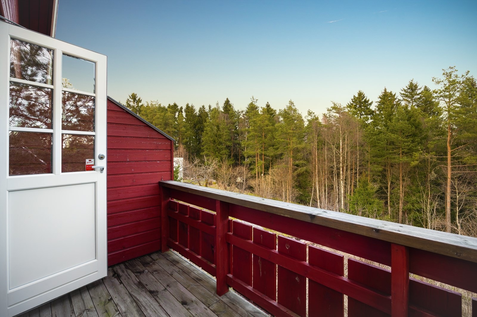 Den private verandaen fra soverommet er en fin plass for morgenkaffen. Galleribilde