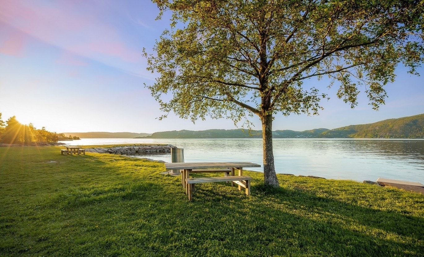 Kort kjøretur til Fjordparken badeplass med store gressarealer, strand og langgrunt. Her settes det opp flytebrygge i sommerhalvåret og stedet er også populært for fiske. Galleribilde