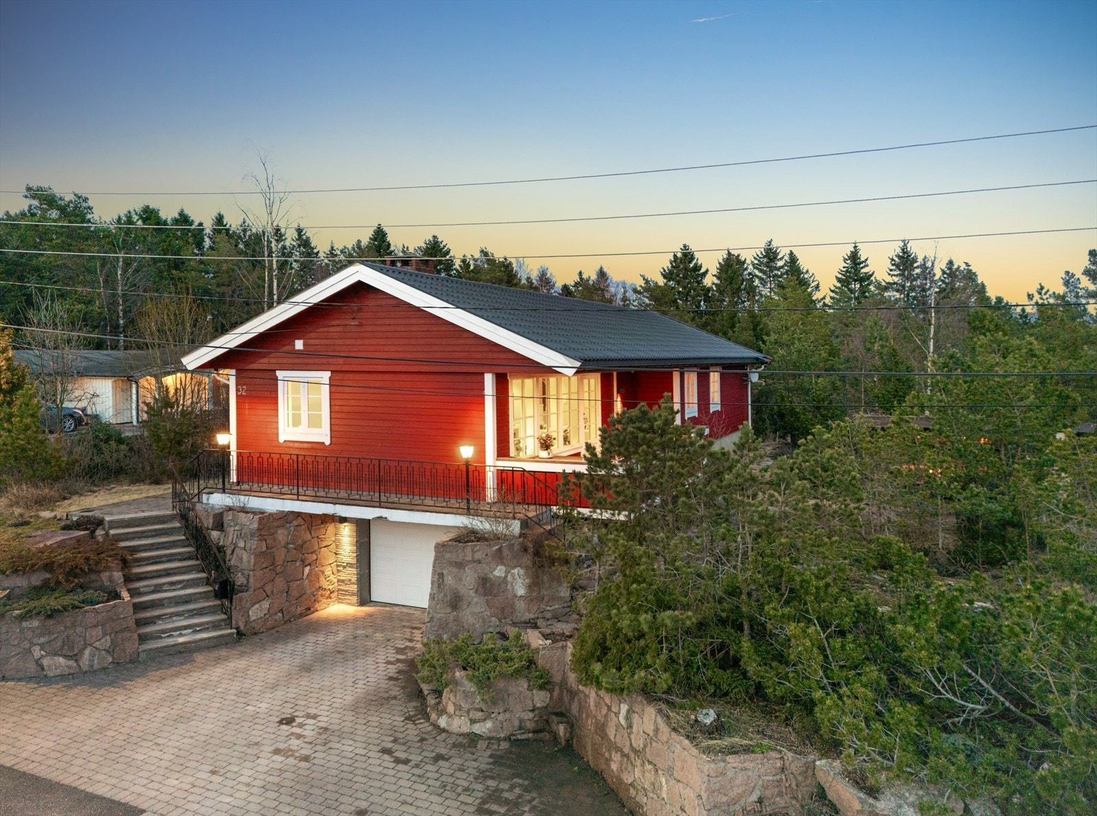 Eneboligen er fra 1974 med integrert garasje i kjelleren og tilbygg fra 1996. Galleribilde