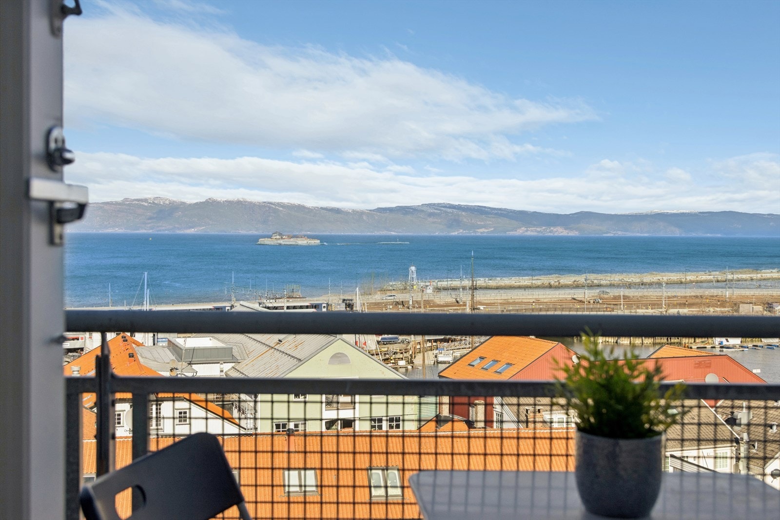 Fra stuen er det utgang til privat balkong. Galleribilde