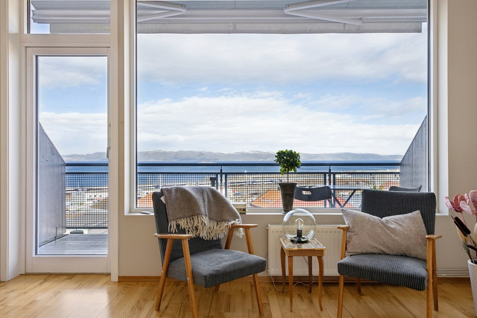 Panoramavindu på stue med fantastisk fjordutsikt! Galleribilde