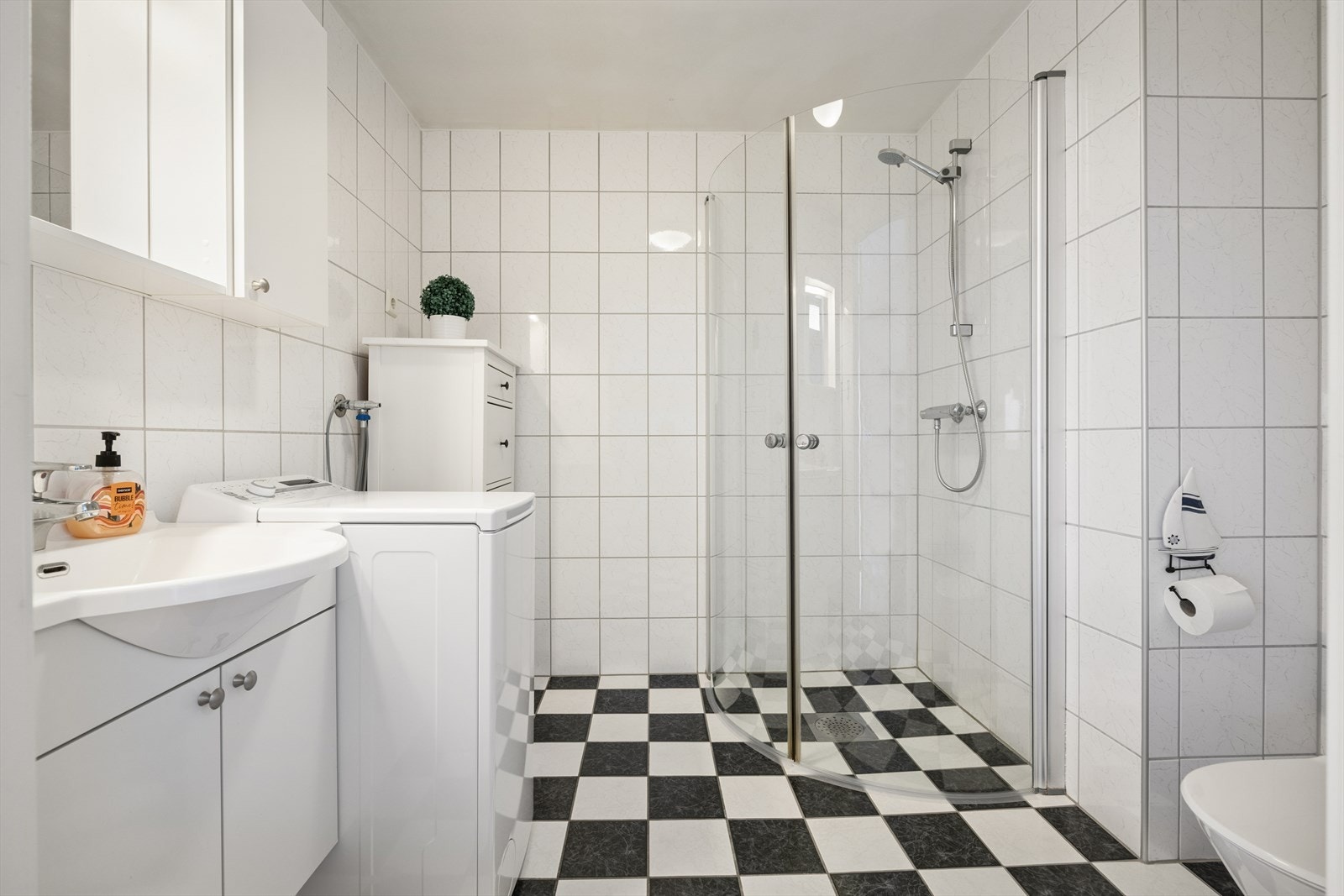 Flislagt bad med varme i gulv og opplegg til vaskemaskin. Galleribilde