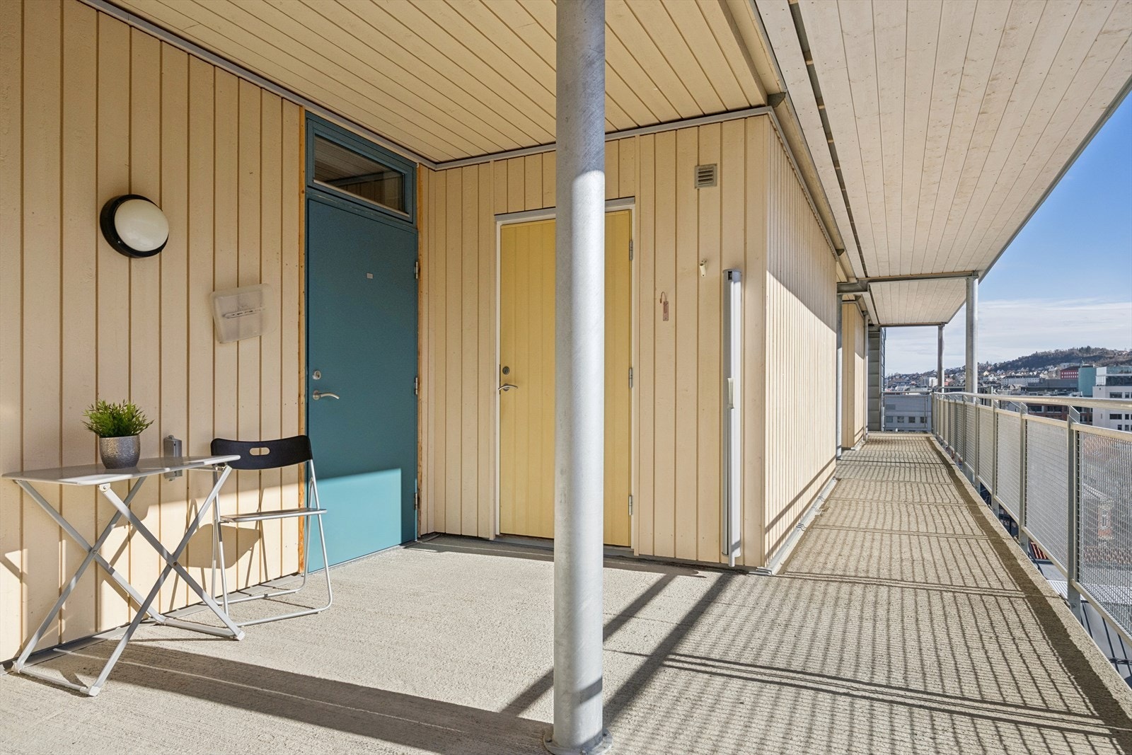 Leilighetens bod på 5 kvm ligger rett ved inngangsdøren til leiligheten. Her er det også plass til utemøblement for å nye formiddagssolen. Galleribilde