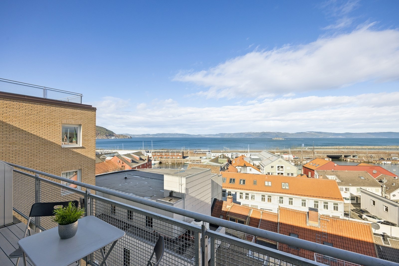 Utsiktsleilighet i byggets øverste etasje! Galleribilde