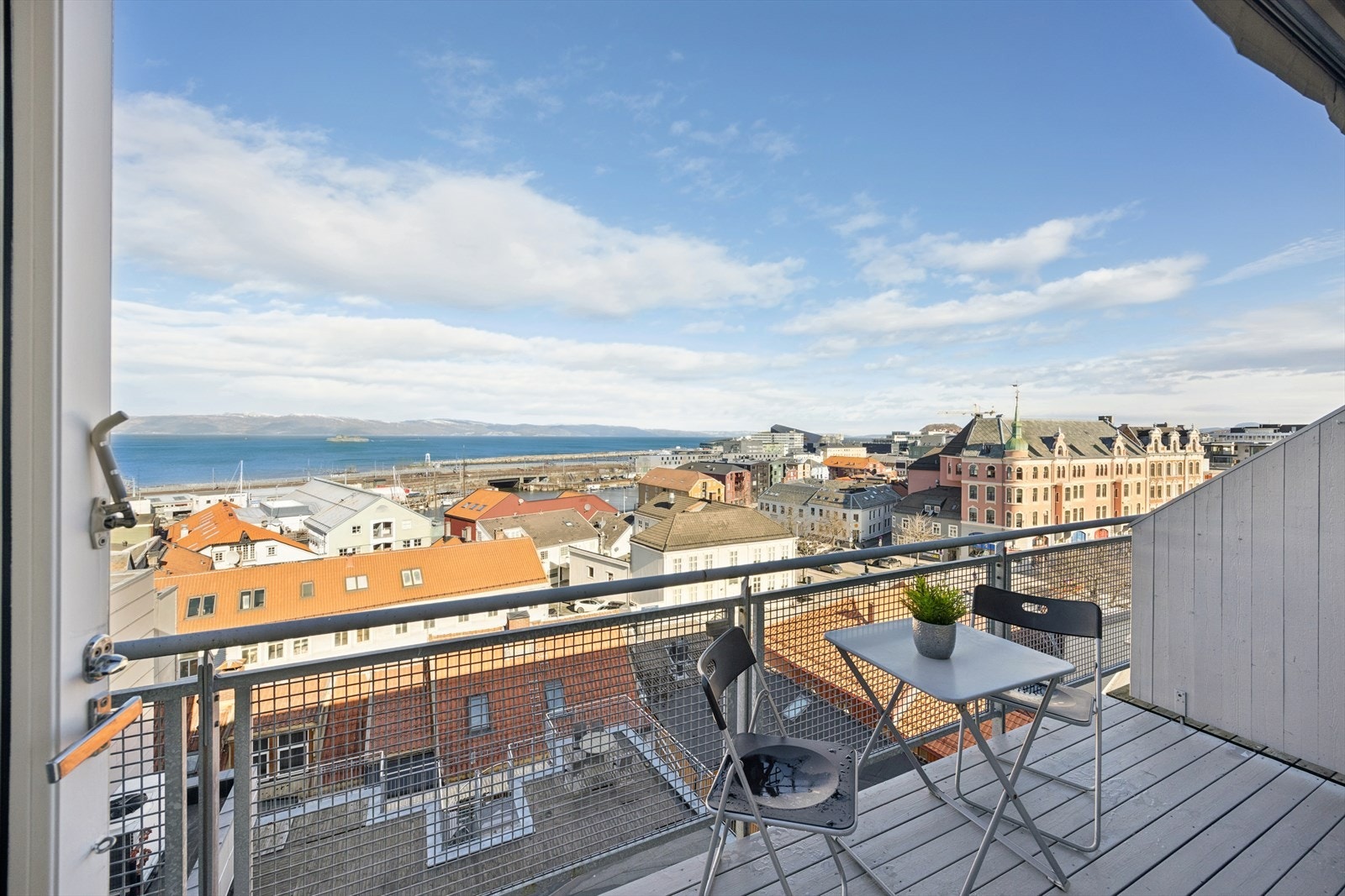 Utsiktsleilighet i byggets øverste etasje! Galleribilde