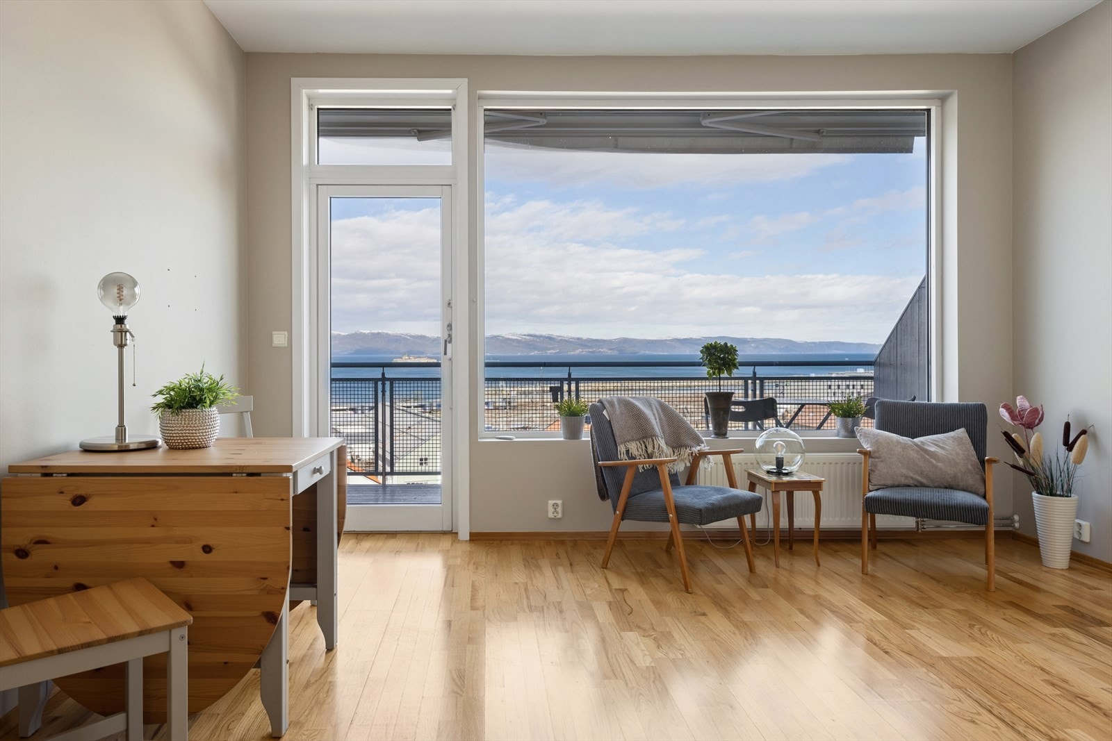 Panoramavindu på stue med fantastisk fjordutsikt! Galleribilde