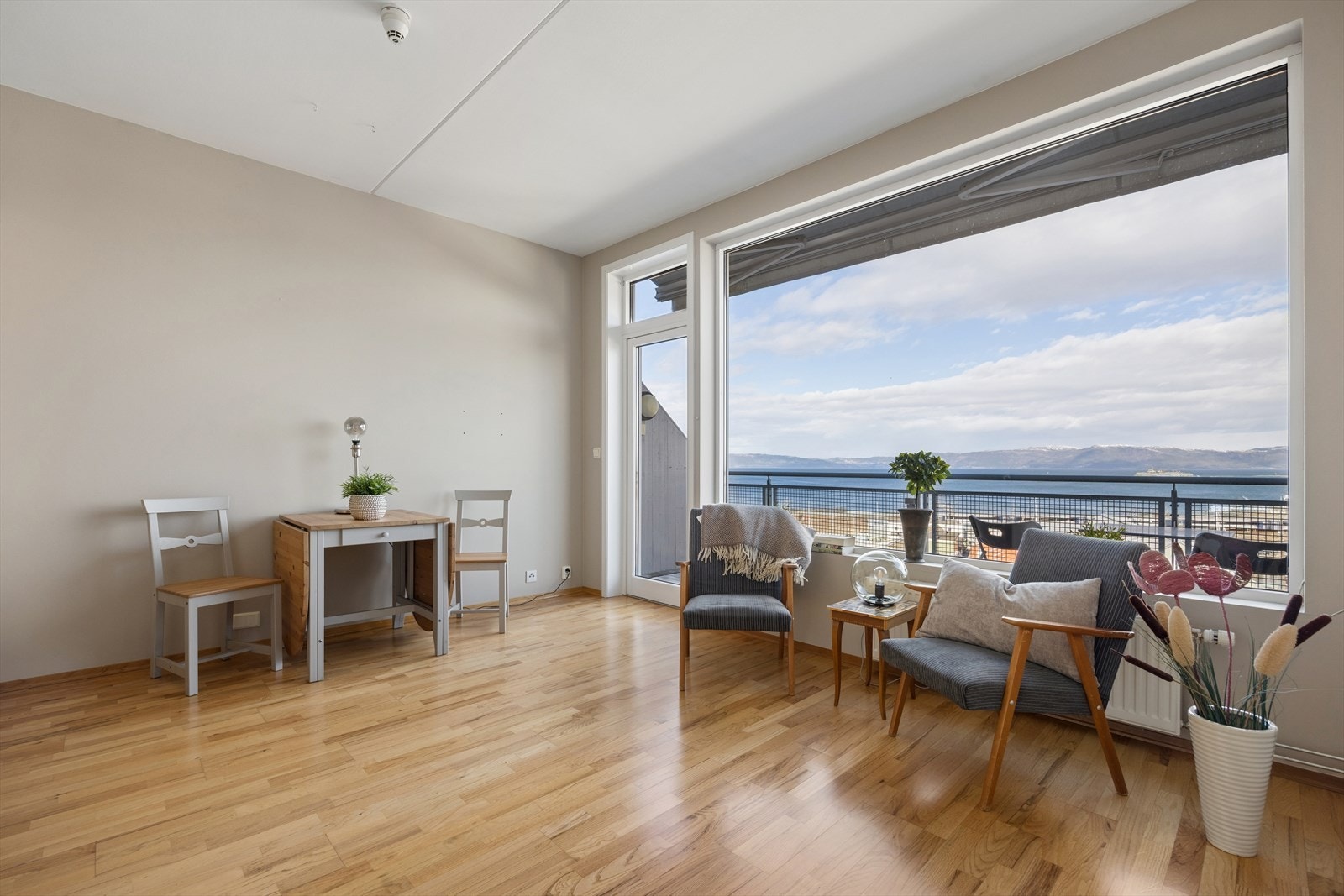 Panoramavindu på stue med fantastisk fjordutsikt! Galleribilde