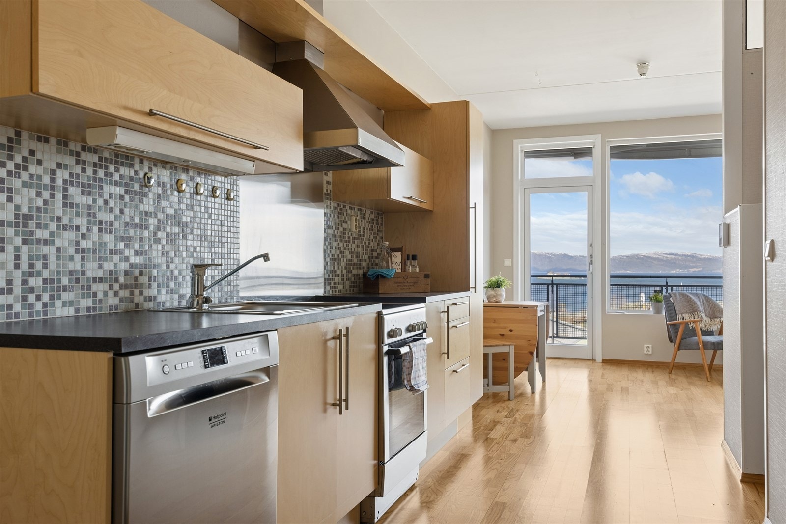 Følgende hvitevarer medfølger: Komfyr med koketopp, ventilator og oppvaskmaskin. Galleribilde