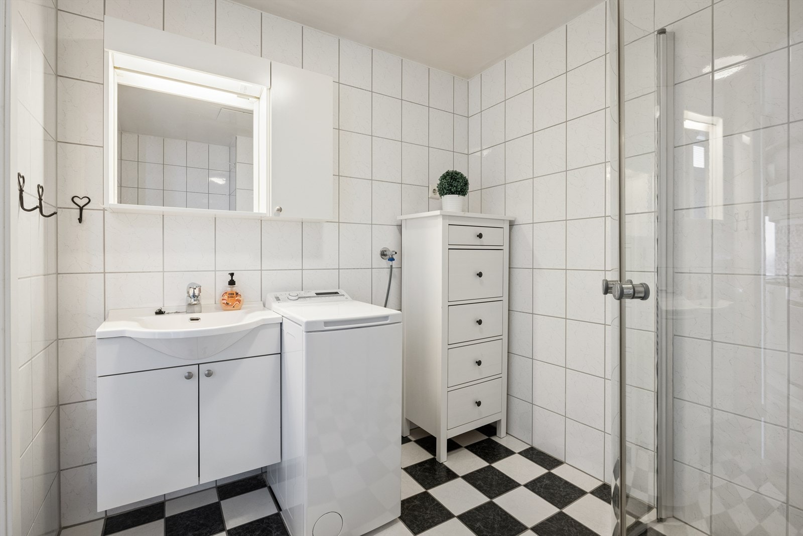 Flislagt bad med varme i gulv og opplegg til vaskemaskin. Galleribilde