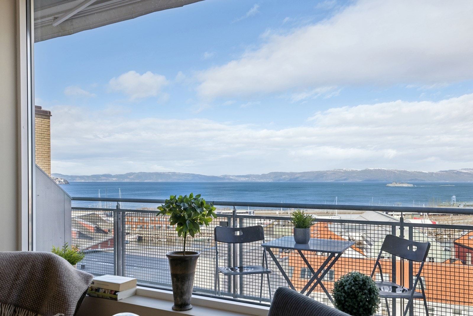 Utsikt fra stuevindu. Galleribilde