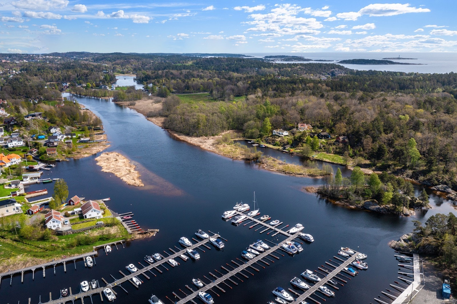 Med båt er det kort avstand til både Arendal og Grimstad sentrum. Galleribilde