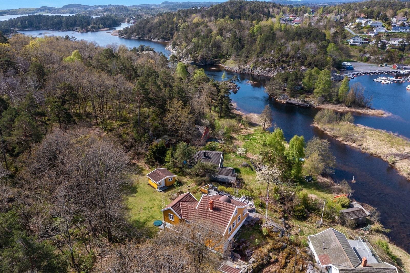 Eiendommen ligger vakkert til, omkranset av natur og med egen strandlinje. Galleribilde