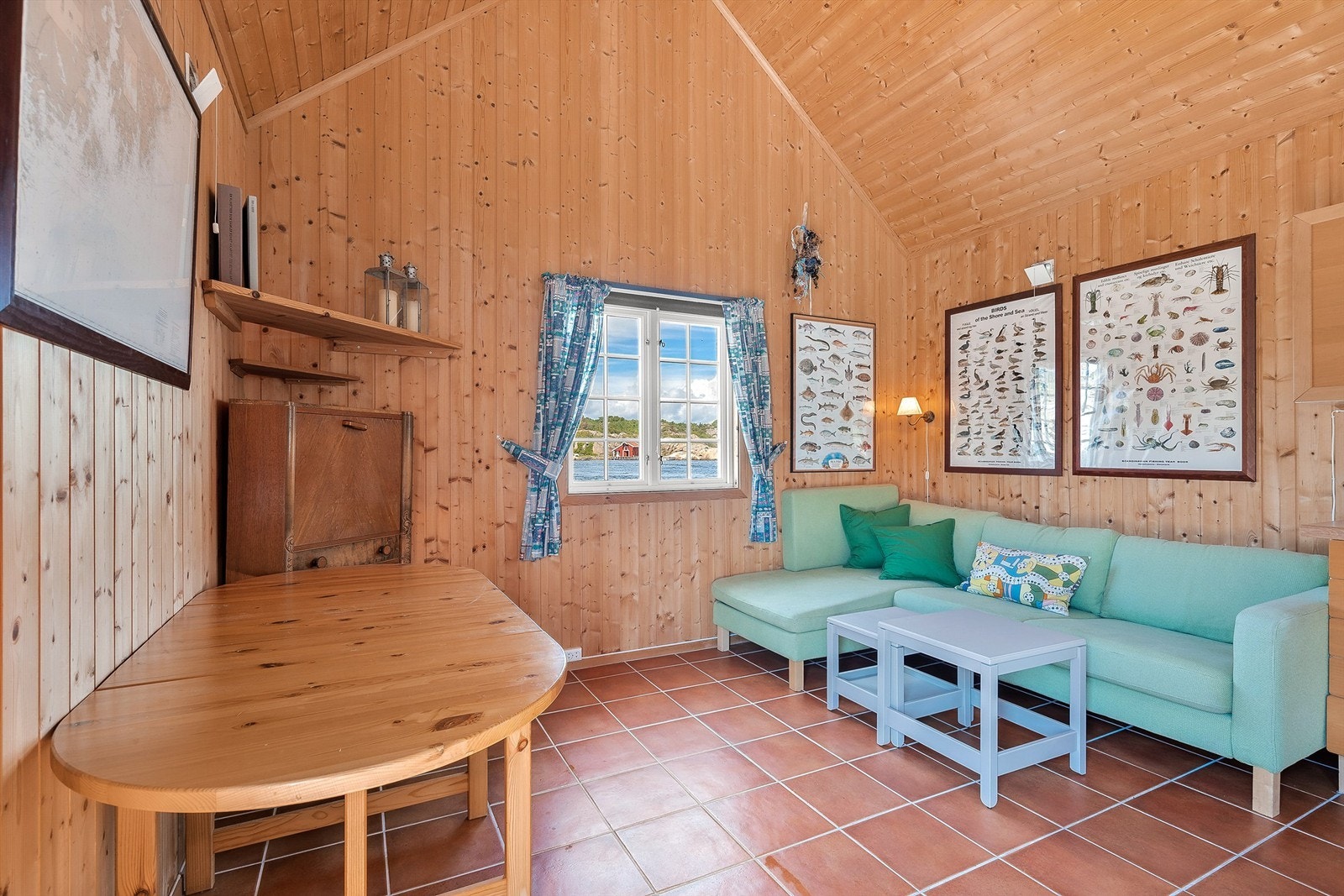 Annekset har flislagt gulv, og panel på vegger og himling. Galleribilde