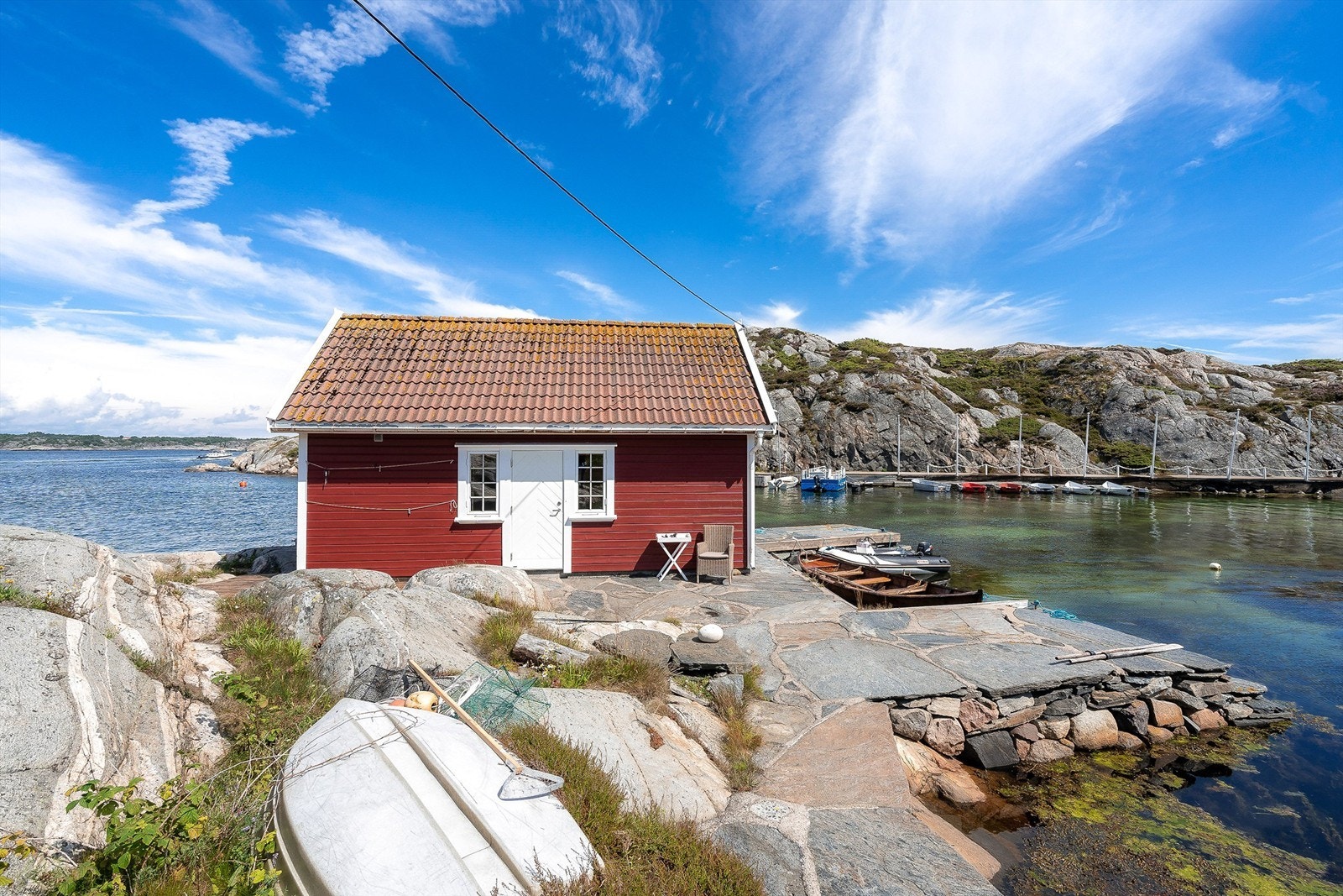 Tomten er svært romslig på rett i underkant av 4 mål. Her er det rikelig med boltreplass for store og små. I tillegg til Kanonbåtsbrygga/dypvannsbrygga, er det her ved annekset bryggeplass og bademuligheter. Galleribilde