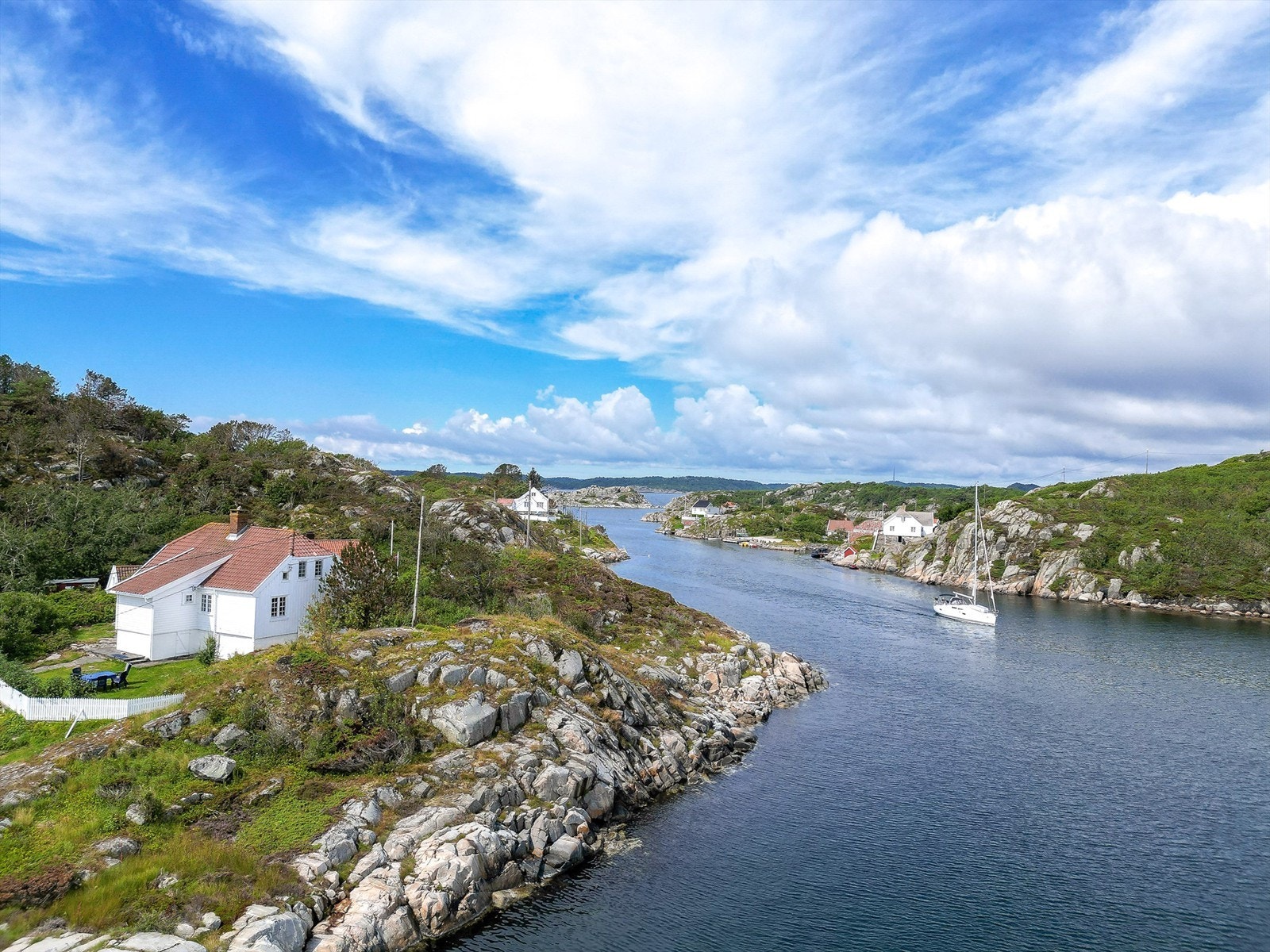 Det er en kort båttur over fra brygga ved Ulvøysund. Galleribilde