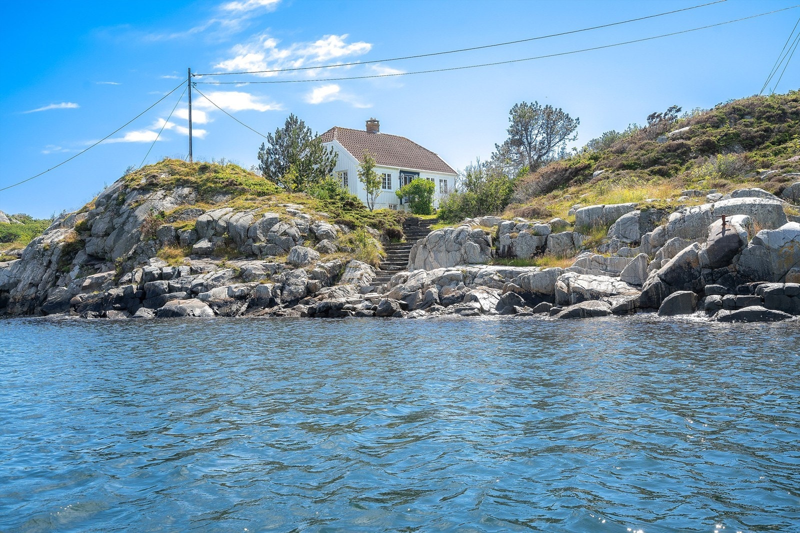 Bildet er tatt mot eiendommen og dypvannsbrygga/kanonbåtsbrygga. Galleribilde