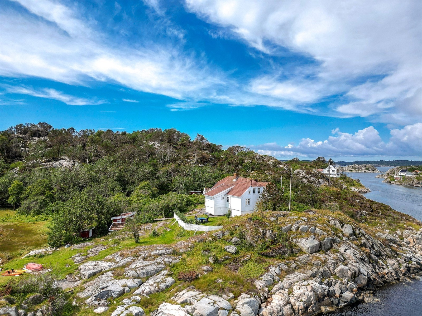 Velkommen til denne fantastiske eiendommen i Ulvøysund - Ytre Ulvøya 25 - presentert av Krogsveen. Galleribilde