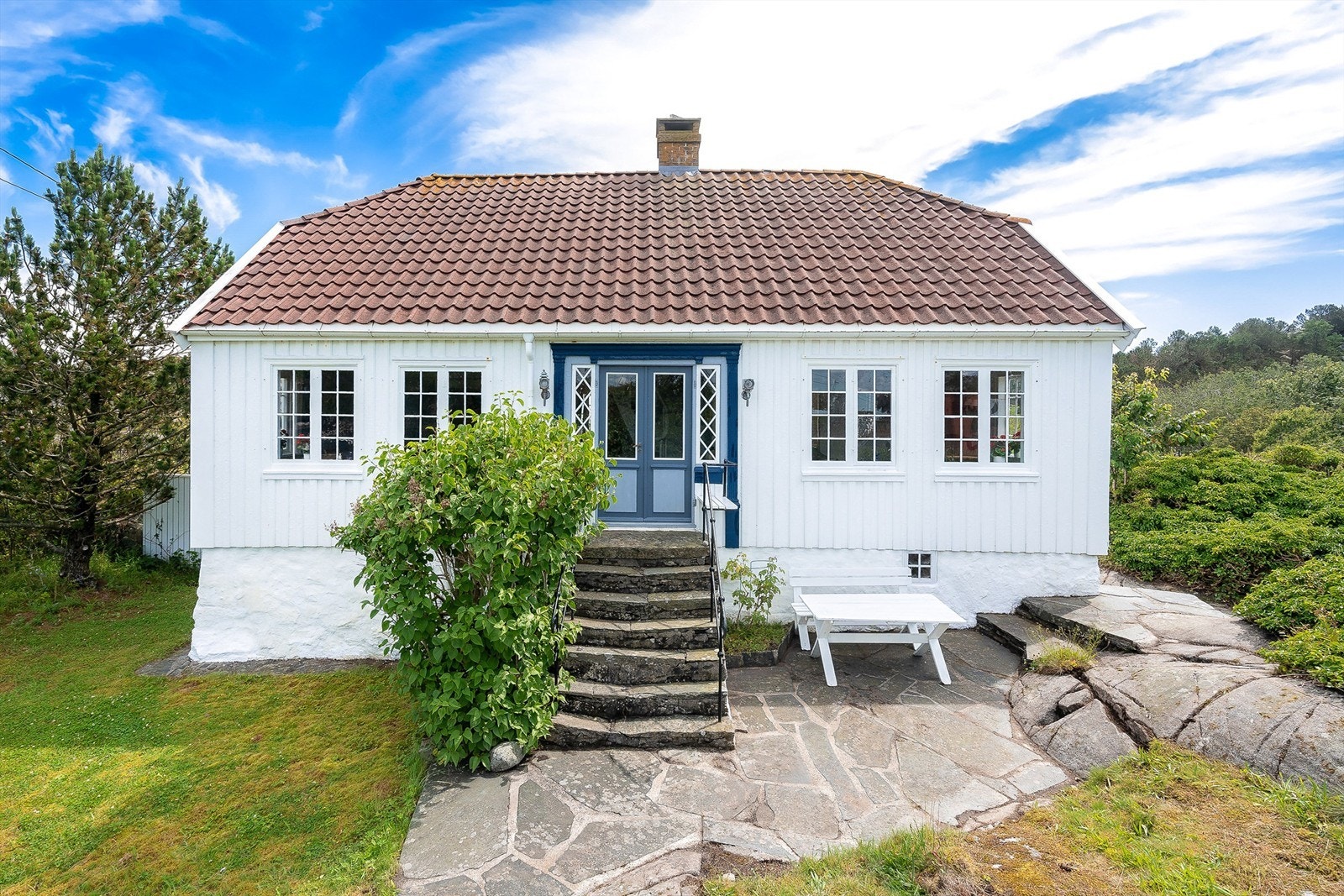 Her får du sørlandsidyllen på en svært usjenert tomt med nydelig sjøutsikt. Eiendommen har blitt godt vedlikeholdt igjennom årene- både utvendig og innvendig. Galleribilde